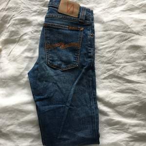 Ett par NUDIE jeans stlk 27. Rak/slimmad modell som är avklippta ner till. Lite stretch och något lägre skurna! Köpare betalar ev. fraktkostnad :)))