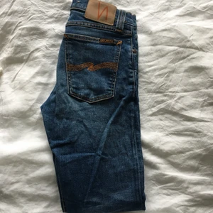NUDIE JEANS stlk 27 - Ett par NUDIE jeans stlk 27. Rak/slimmad modell som är avklippta ner till. Lite stretch och något lägre skurna! Köpare betalar ev. fraktkostnad :)))