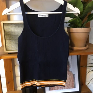 Velat linne från zara strl. S - Linne som är i stickat/virkat material. Snygg orange detalj nertill. Är töjbart så passar även större storlekar än s beroende på vad man vill ha för passform.