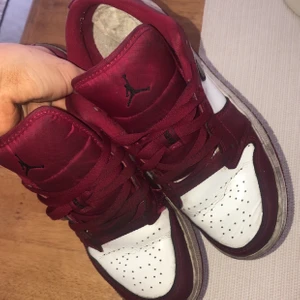 Jordans Low  - Slitna men ändå snygga! Gör en intressekoll för att se om någon är intresserad!