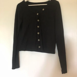 tredig topp - Säljer nu denna snygga topp! Perfekt till fest och vardag använt väldigt få gånger💓💓 Buda eller frågor kan ni skicka privat🥰