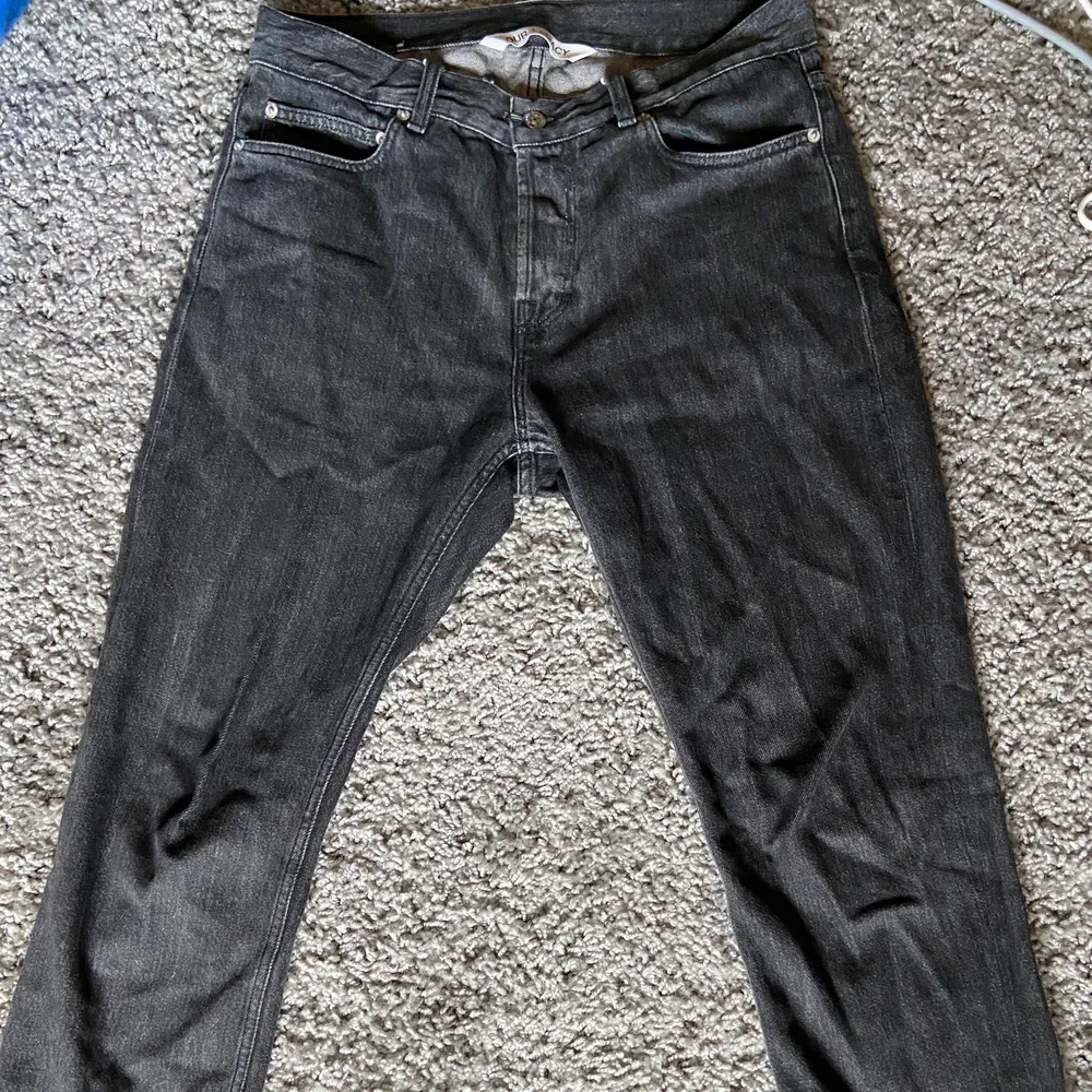 Retail pris tror jag va 1700kr. Size W33 L32 har vanligtvis runt W29 men riktigt nice pösiga jeans beror på hur man stylear dem. Skicka ett bud om priset inte passar! 😁. Jeans & Byxor.