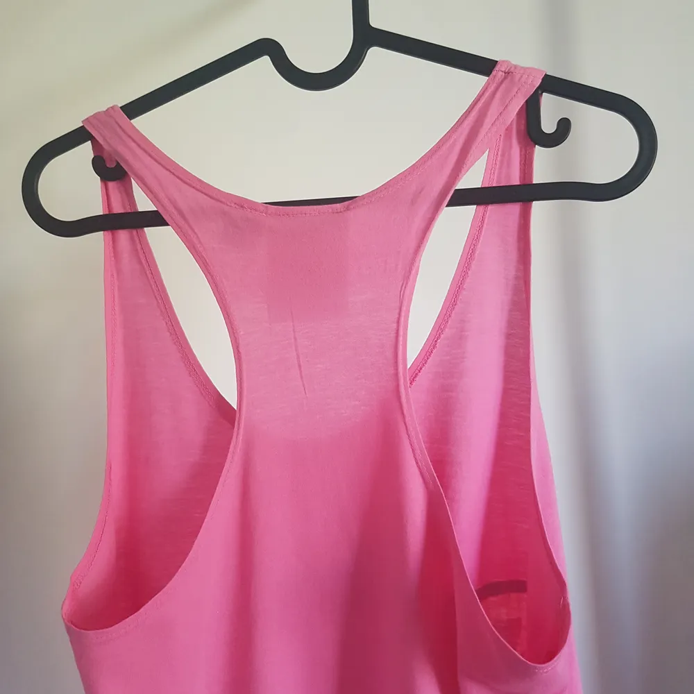 Supergulligt rosa linne eller klänning med tryck. Säljes då den aldrig används. Storlek S (upplever den stor i storleken). Frakt ingår.. Toppar.