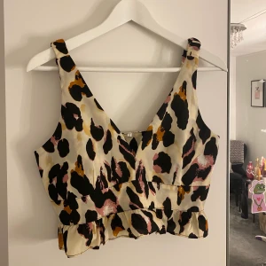 Skit snygg topp men volang - Jätte fin topp med ”leopard” mönster ish. Använd en gång därav som ny. Säljer den då den är lite för stor för mig. ❗️frakt ingår❗️