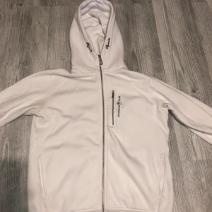 Sail Racing Zip Hoodie - Använd Sail Racing zip hoodie skick 6/10 inga synliga fel, insidans bomull har för det mesta bleknat bort Köparen tar hand om frakt.