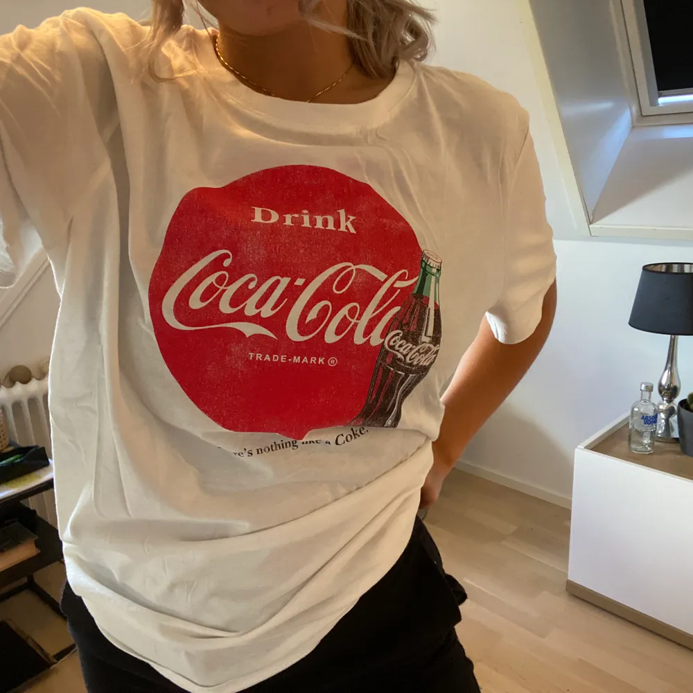 Skit ball Coca-Cola t shirt från hm. Använd en gång. Storlek M men passar från XS-L beroende på hur man vill den ska sitta⚡️ . T-shirts.