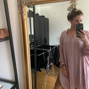Oversize rosa skjorta - Säljer denna oversize rosa skjorta! Passar bra med jeans eller bara styla upp med ett skärp och snygga klackar! 🥳 40kr Ink frakt! 🎉
