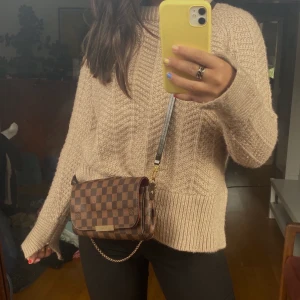 Stickad tröja - As mysig stickad tröja, perfekt nu till hösten o vintern. Jätte härligt o mysigt material! Passar xs- m