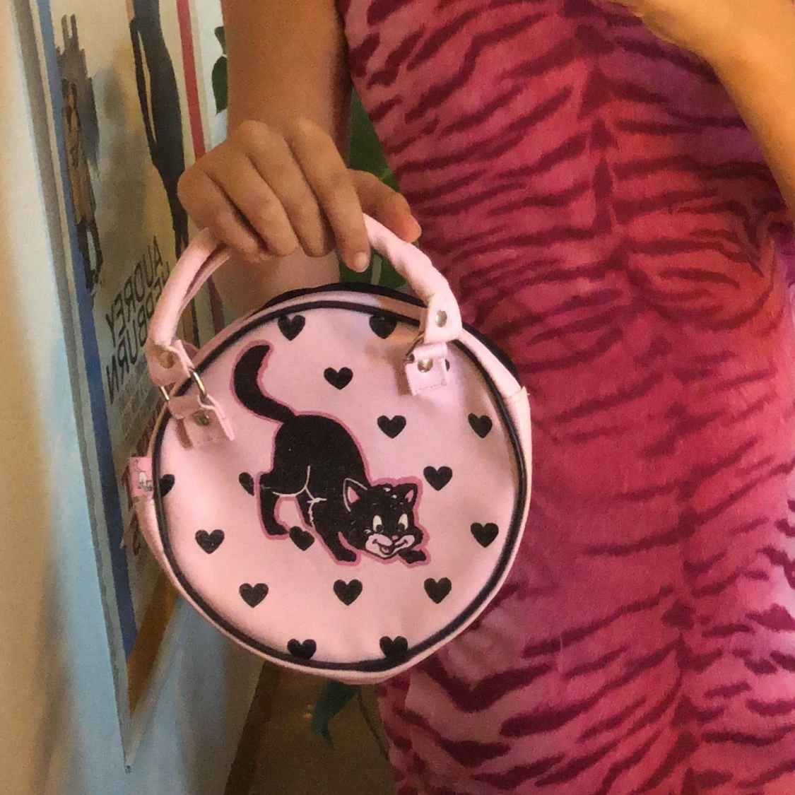 VĂ€ska med kattryckđ