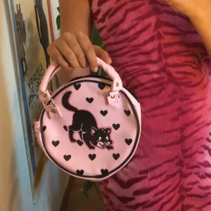 Väska med kattryck🌚 - En gullig rosa rund väska med en katt på🕸 okänt märke (köparen står för frakten📦) BETALNING SKER VIA SWISH