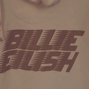 Hoodie  - BEIGE HOODIE  med trycket billie eilish på ryggen och hennes logga på framsidan  super fin och sparsamt använd. Kontakta för bättre bilder💗