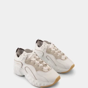 Acne Manhattan sneakers - Intressekoll på dessa sneakers från Acne. Använda knappt två gånger så i super skick! (Har ej hunnit fota mina egna men kan skicka bild på dem) Nypris: 4000kr. De är i storlek 36 men är suuuperstora i storlek då de passar mig som har strlk 38!