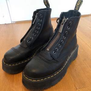 Dr Martens Sinclair leather platform stl 41 Svarta kängor med platåsula  Säljes pga fel storlek, använda mindre än tio gånger. Innermått 26,5 cm. Mkt fint skick. Möts i Stockholm eller så betalar köparen för frakten  Nypris 2395 kr nu 1495 kr