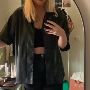 Läderkavaj från Weekday - En skitcool läderjacka/kavaj från weekday, använd max två gånger och säljer pga att jag inte får användning för den längre, frakt: 75kr 