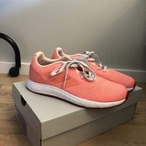 Adidas gympaskor - Helt nya adidas skor perfekta för träning! Säljer då de är för små för mig. Aldrig använda men snörningen är utbytt. Fraktar eller möts upp runt söder.