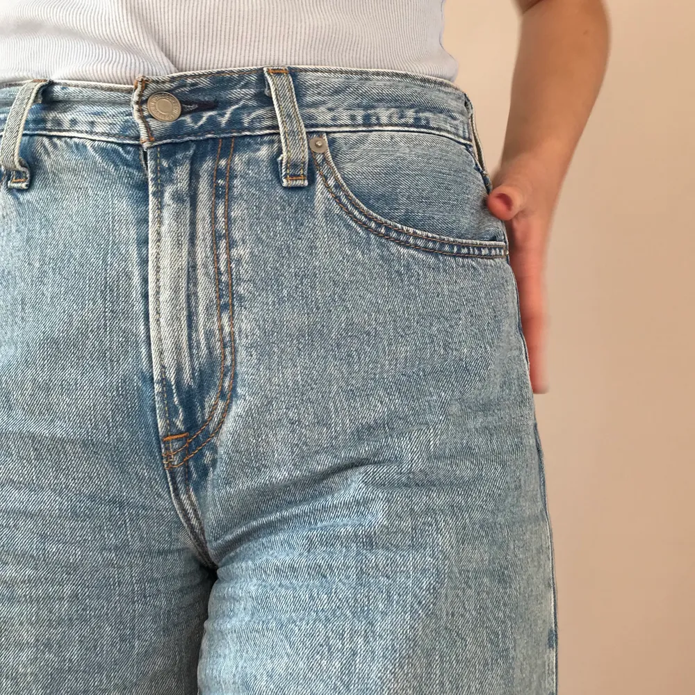 Vida högmidjade jeans från levi’s i w25, dom är något stora i storleken då jag vanligtvis har 27/28 i Waist. Väldigt snygga och sparsamt använda! (Jag är 168cm). Jeans & Byxor.