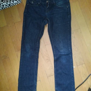 Lågmidjade jeans - Lågmidjade lite utsvängda jeans från vero moda i gott skick. S/XS, sitter lite tajt på mig runt höfterna så skulle rekommendera nån som är lite mindre än mig som är  s/m snarare. Pris kan diskuteras och kan mötas upp typ överallt i sthlm!