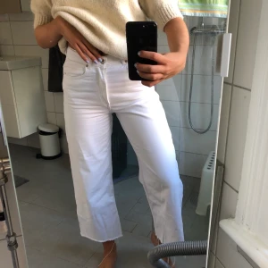 Vita Jeans från Zara, strl 34 - Säljer dessa jeans, använda 1 gång och säljer för dom är för små i midjan. Annars superfina, ganska korta men raka jeans. Superbra skick, säljer för 80kr + frakt