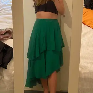 Fin grön kjol med fantastiska volanger och fall! Sitter snyggt och använd 2 gånger. Köpt från Nelly Trend. 💚