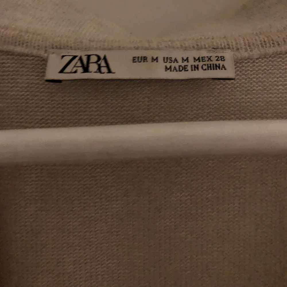 Stickad tröja från Zara, väldig skönt material!!. Stickat.