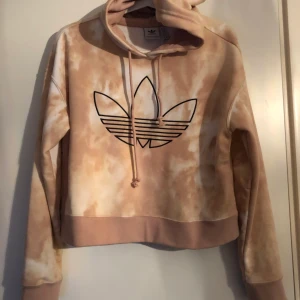 Adidas hoodie 34 - Oanvänd adidas hoodie, storlek 34. Lite croppad 