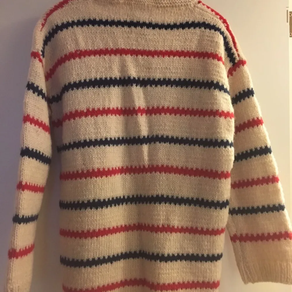 Classic vintage Swedish sweater with maybe 100%wool, no label, so I assume it might be handmade.
Excellent condition. Tröjor & Koftor.