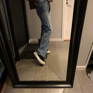 Super snygga trendiga raka Ganni liknande jeans i nyskick, strl 26 men passar perfekt för mig som har storlek 34 & 36 i andra kläder!