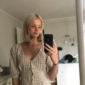 Rutig Blus  - Säljer denna jättegulliga, jättesöta blusen med urringning , nästan helt oanvänd💘💘💘💘💘