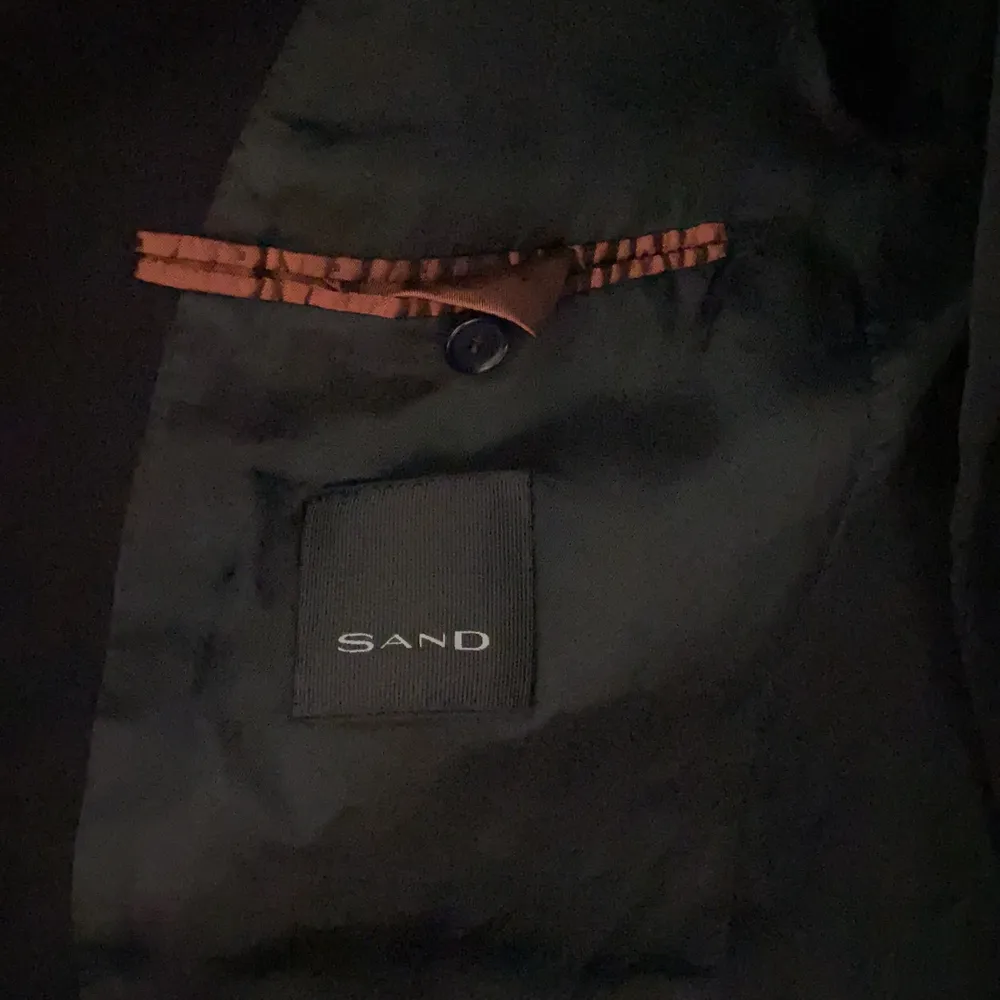 Otroligt fin blazer från SAND, så bra passform!! Bär vanligtvis storlek S, den sitter perfekt på mig. Frakt tillkommer🖤. Kostymer.