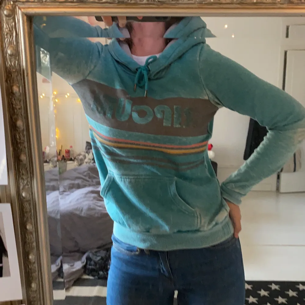 Blå hoodie me ”slitningar” 💞 200kr inklusive frakt. St XXs men jag är en S😁. Hoodies.