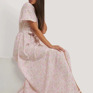 Klänning  - Supersöt lång klänning från NA-KD i blommigt mönster. Storlek 34, normal i storleken. Helt ny i oöppnad förpackning. Priset är ink. fraktkostnad. 