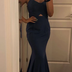 Blå festklänning  - Väldigt vacker och enkel blå fest klänning. Passar perfekt till bröllop, förlovning eller bal. Klänningen är ändast använd en gång och är en lång klänning med detalj på ryggen och fram vid magen. 