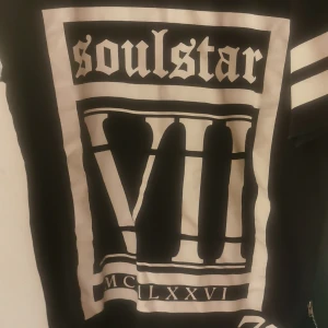 Toppstreetwear - En soulstar t-shirt med dragkedjor på båda sidorna. 