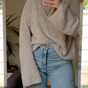 stickad tröja med långa ärmar 🖖🏻 - En beige/rosa, lite over-sized stickad tröja med vida och långa ärmar ✌🏻 Otroligt mysig, och inte alldeles för tjock! Priset går alltid att diskutera!!