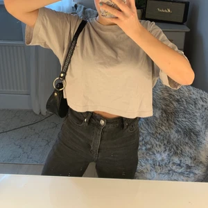 Croppad T-shirt - Superfin croppad T-Shirt från HM i skönaste materialet💖 knappt använd i storlek S✨pris 40kr+frakt