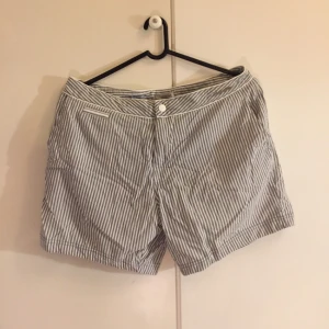  - Badshorts med fickor från Calvin Klein