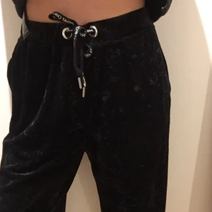 - Velvet byxor från Cheap Monday. Utsvängda och superbekväma! Använda ett fåtal gånger 👍🏻
