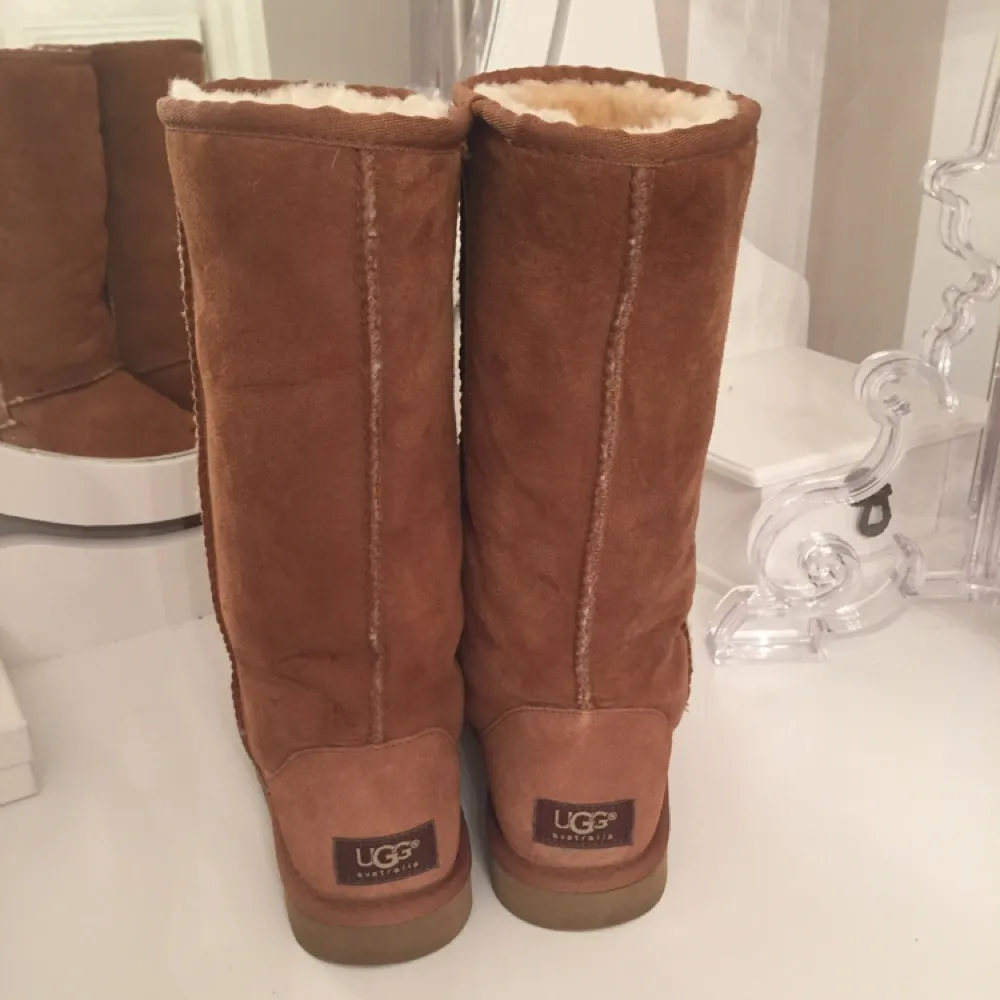 Uggs stl 37.
Endast använda någon gång pga fel storlek. Legat i en skolåda så några märken på ena skaftet. . Skor.