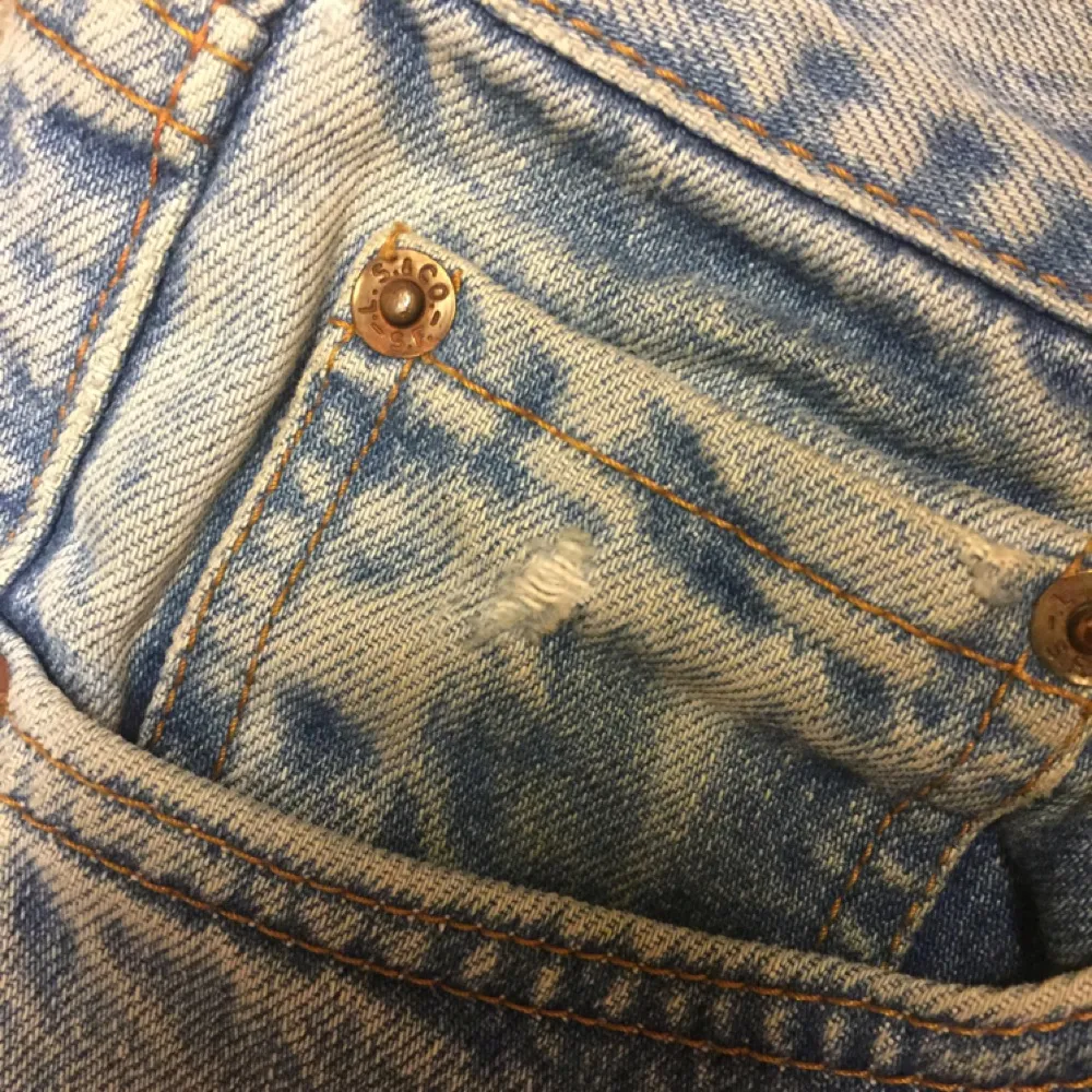 Levis jeans från 80-talet. Ser nästan oanvända ut. Lite slitet på ena fickan men absolut inget en tänker på! Knäppning istället för dragkedja. . Jeans & Byxor.