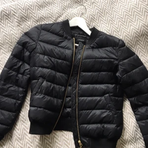  - Sjukt snygg dunjacka i bomber liknande stil från Lindex, använd bara ett fåtal gånger. Köparen står för frakten ✨