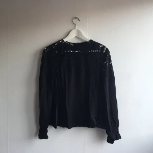  - Supersöt blus från hm med spets upptill!