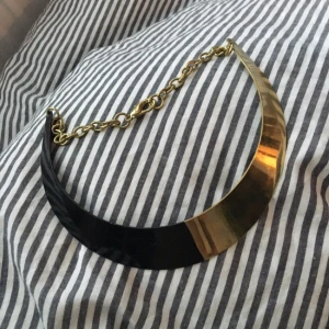  - Guldigt och svart halsband 