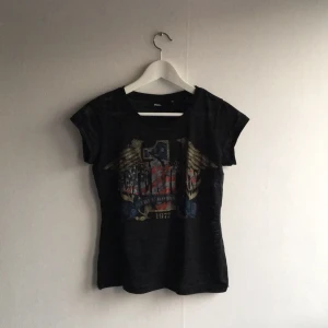  - Snygg T-shirt med tryck från zoul