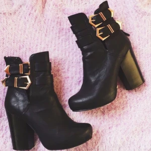  - ✨ Säljer ett par stövlar från Tiamo i storlek 37. De har använts ett fåtal gånger men är i ett bra skick! 
