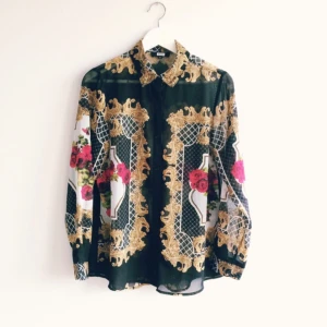  - Såååå fin blus i brabra skick från bikbok! 🌈🥀