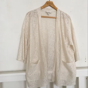  - Drömmig kimono från Monki i spets-material.