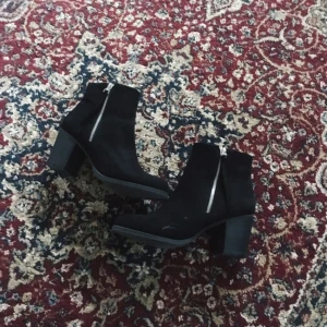  - Superfina klackar från Skopunkten. Använda 1 gång, tyvärr för små för mig som normalt har 40. Små märken på inner- och yttersidorna framtill, men inget man tänker på. En fejkdragkedja på yttersidan som snygg detalj och en riktig dragkedja på innersidan. Perfekta till våren! Frakt tillkommer. 