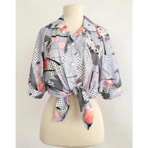  - Kortärmad retroskjorta.  Märke: Wästgöta Storlek: 40 Skick: Mycket gott. Aldrig använd.  Pris: 100 kronor  Frakt: Betalas av köparen.