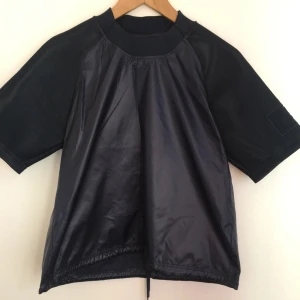  - Marinblå tröja Nike Storlek XS ( passar S ) Tunn tröja med originella ärmar  Helt ny