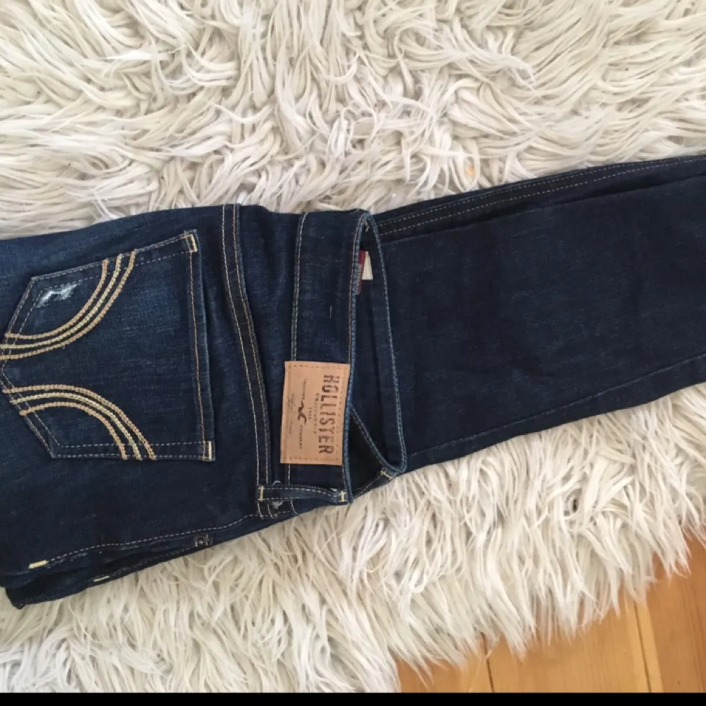 Snygga hollisterjeans med slitningar aldrig använda pga fel storlek . Jeans & Byxor.